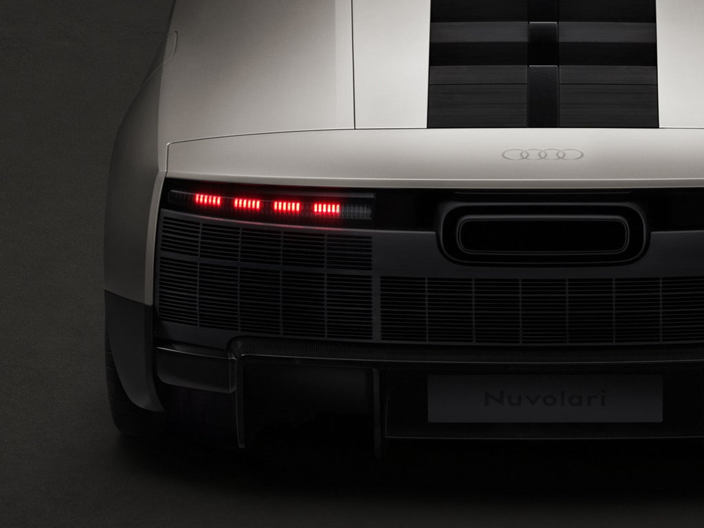 Achteraanzicht van de Audi Nuvolari, met de nadruk op de lichtsignatuur over de volledige breedte en het aerodynamische ontwerp van de achterkant.