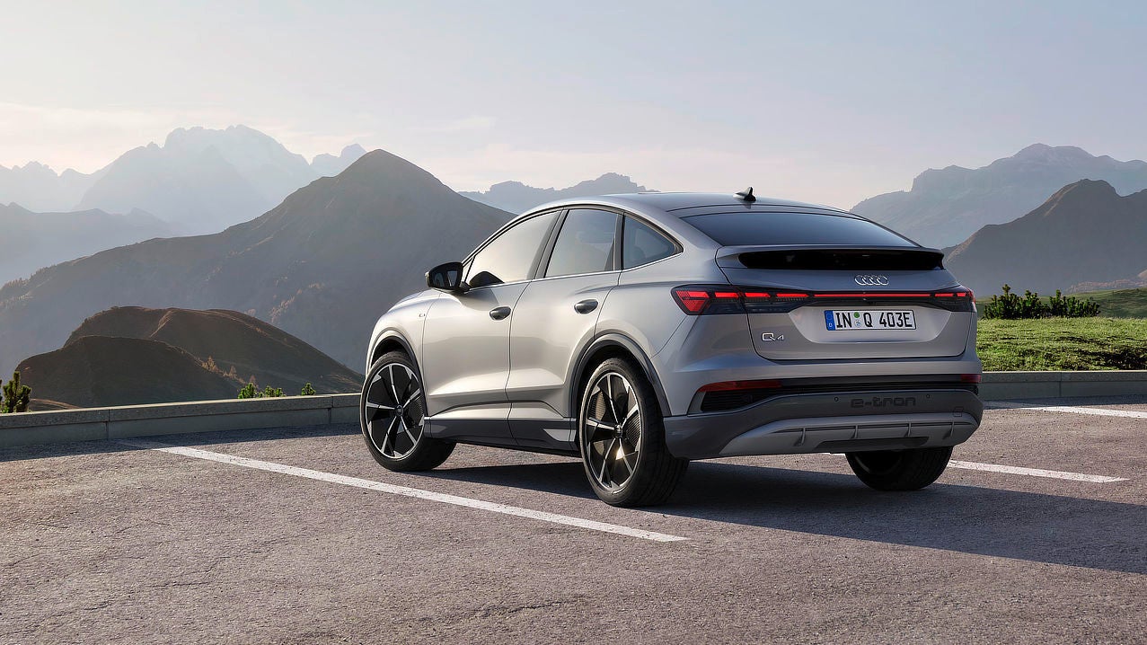 Audi Q4 Sportback e-tron grigio in parcheggio