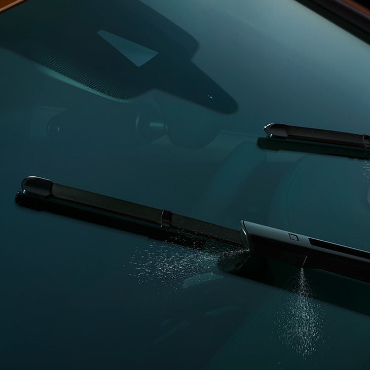 Foto del cambio de escobillas limpiaparabrisas de los Accesorios Originales Audi. 