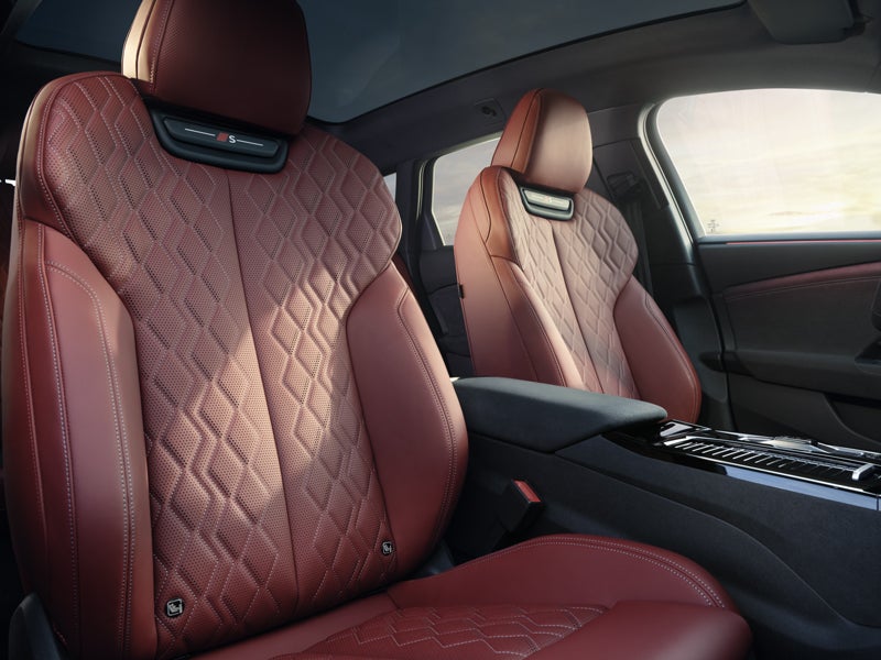 Die vorderen beiden Sitze des S6 Avant e-tron aus der Perspektive des Beifahrerfensters.