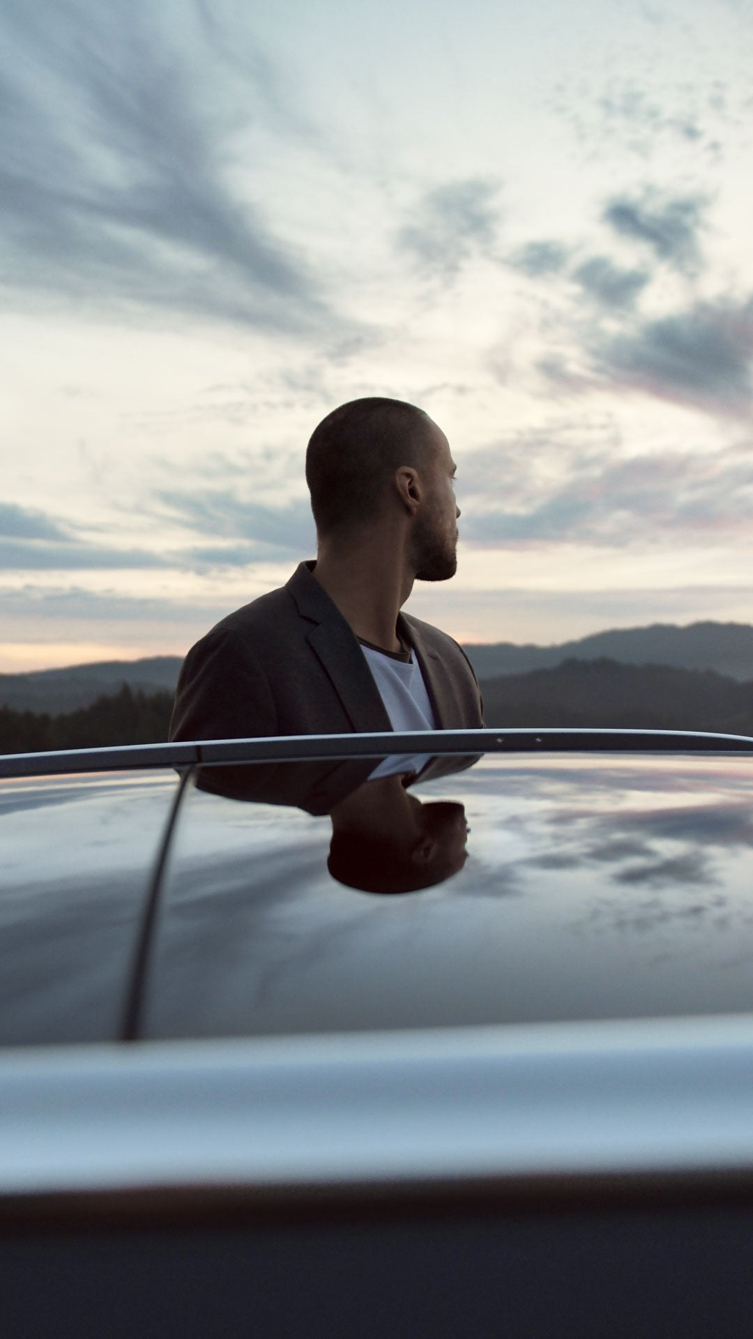 Audi A6 Avant con un uomo che guarda il tramonto