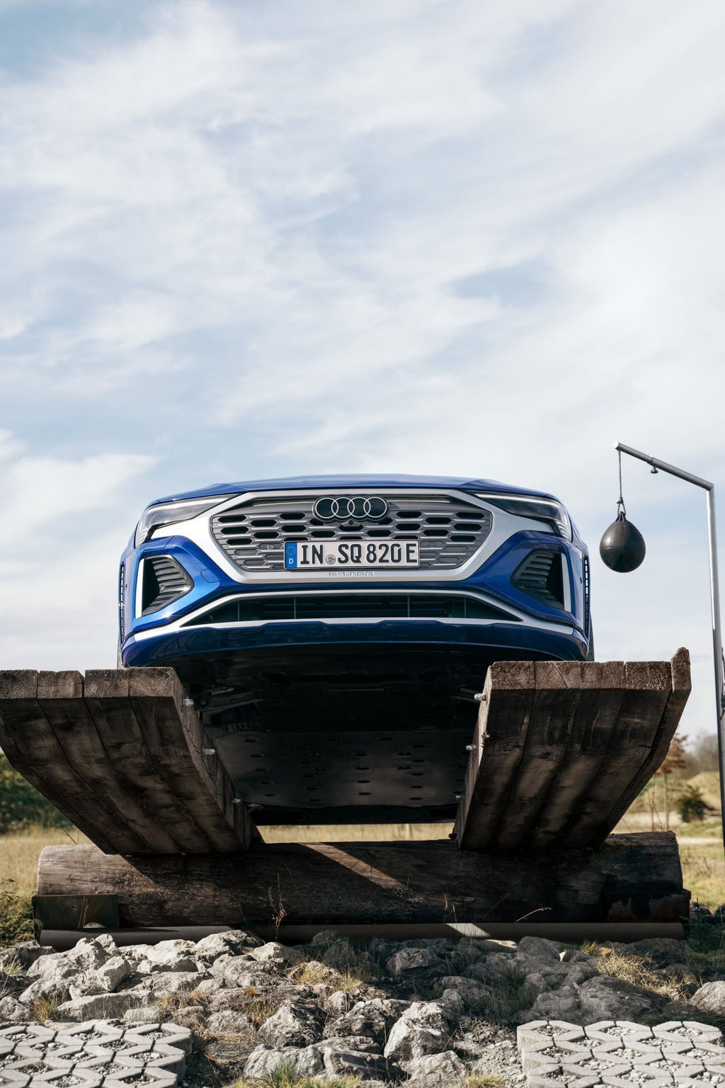 Audi SQ8 Sportback e-tron sett forfra på vippehinderet på terrengbanen.