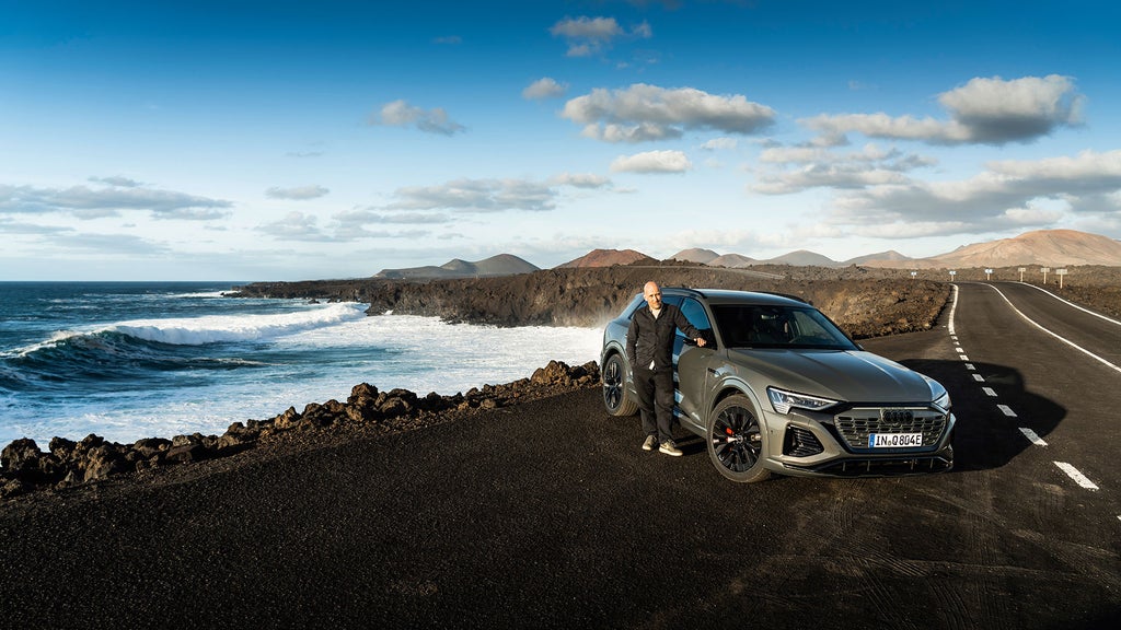 Audi Q8 e-tron i månlandskapet på Lanzarote.