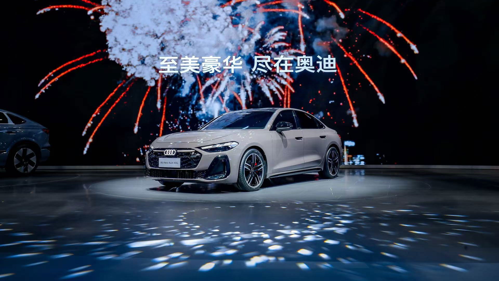 Weißer Audi A5L auf der Bühne der Auto Guangzhou mit einer Animation eines Feuerwerks im Hintergrund