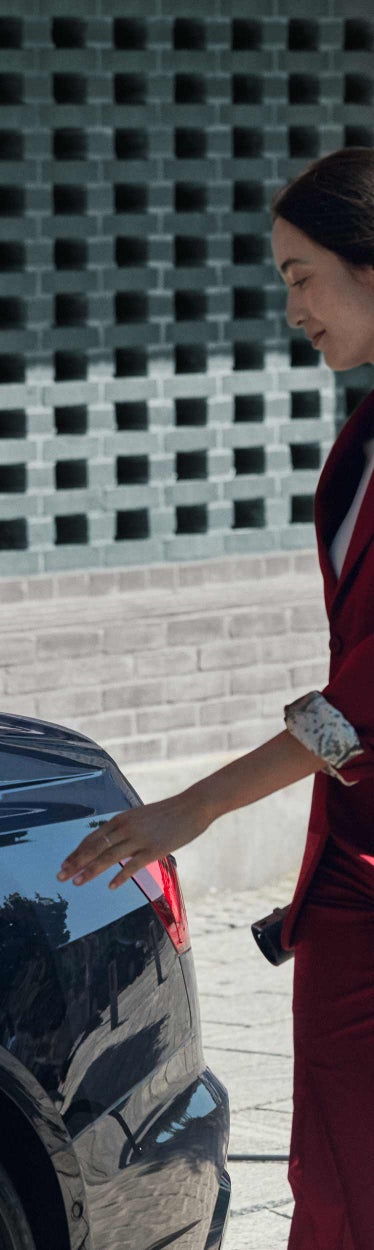 Women charges the A6 Sedan TFSI e