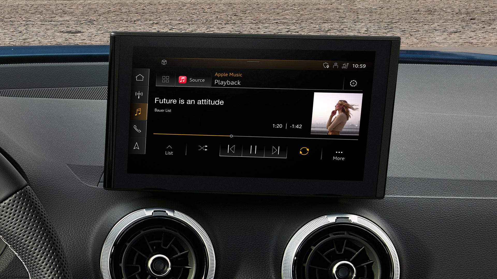 Infotainment-Display im Audi Q2 mit Apple Music-Song „Future is an attitude“.