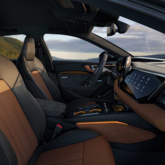 Der Innenraum eines Audi A5 Avant e-hybrids mit braunen Highlights im Interieur.