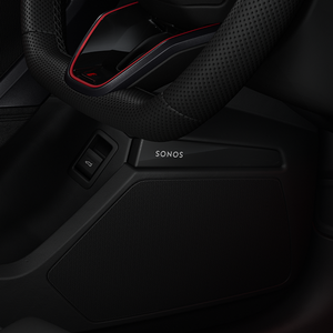 Close-up van het Sonos-logo onder het lederen sportstuur.