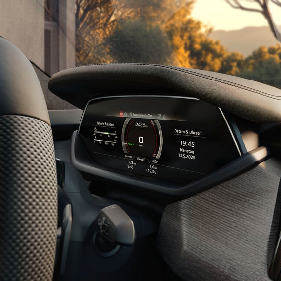 Das Audi virtual cockpit hinter dem Lenkrad des Audi e-tron GT quattro  zeigt unter anderem die Geschwindigkeit (0 km/h), die Reichweite (425km) und die Uhrzeit (19:45) an.