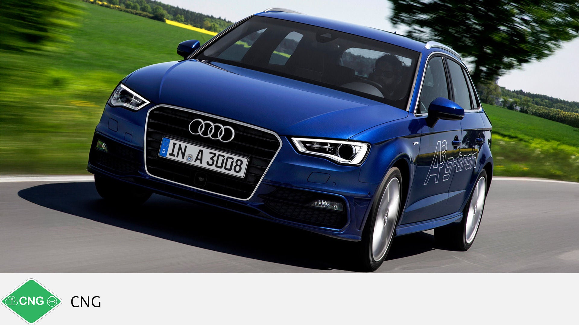 Blauer Audi A3 Sportback g-tron fährt auf Landstraße, schräg von vorne fotografiert. Unten grünes CNG-Symbol mit Text.