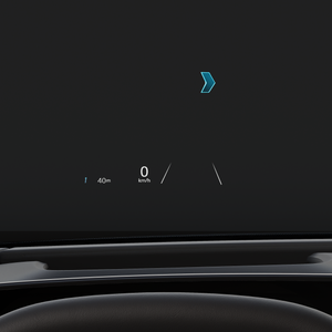 Primo piano del display head‑up con realtà aumentata proiettato sul parabrezza del SUV Q4 e‑tron.