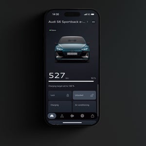 Nærbillede af en smartphone-skærm. Funktioner til S6 Sportback e-tron kan styres, herunder opladning, klimaanlæg samt låsning og oplåsning. 