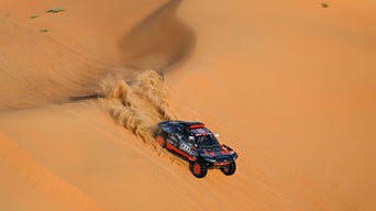 RS Q e-tron i Dakar-rallyt kör så att sanden ryker. Fotograferad ovanifrån på håll.