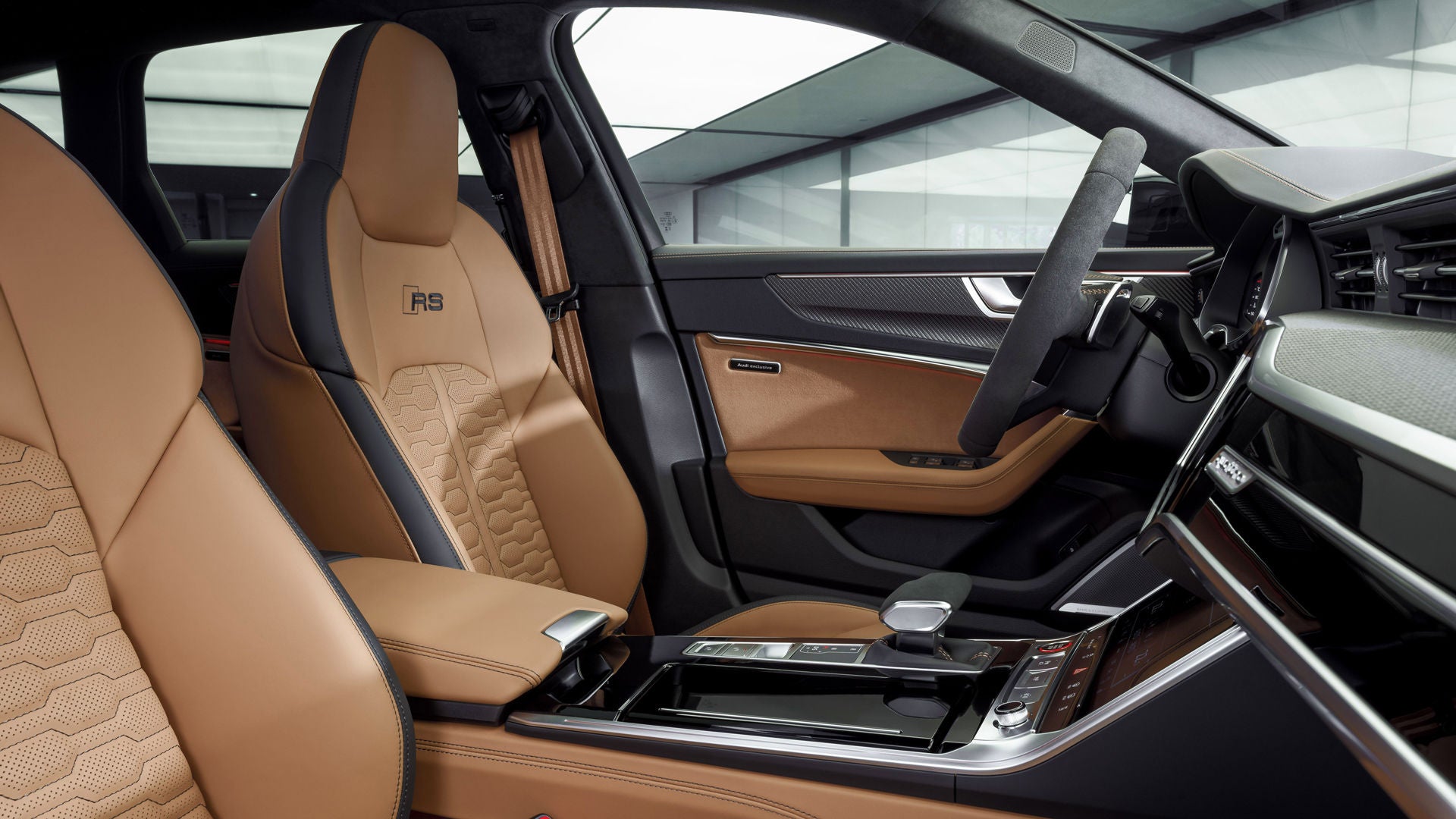 Innenraumaufnahme des Audi RS 6 Avant durch die Beifahrertür. Der Fokus liegt auf den Sitzen, die die hochwertige Audi-exclusive-Ausstattung zeigen.
