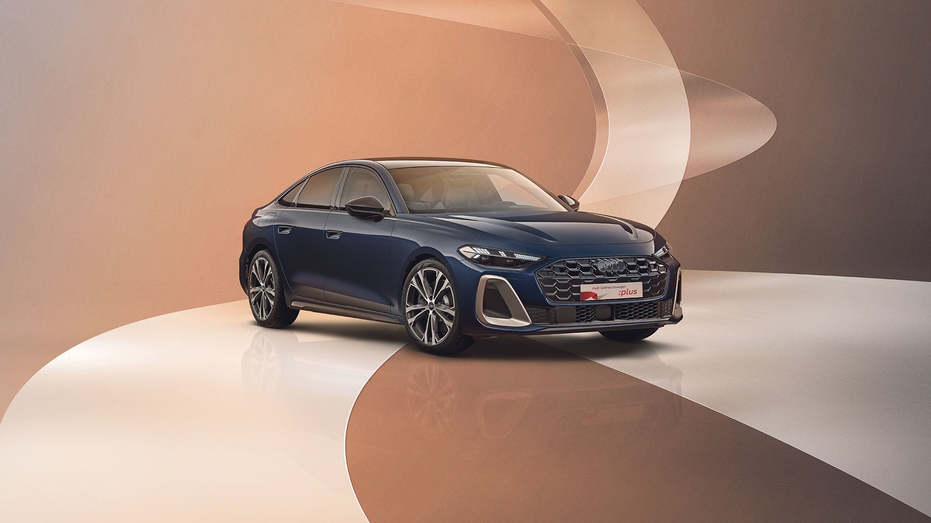 Ein blauer Audi A5 steht auf einem modernen, bräunlichen Untergrund mit geschwungenen Dekoelementen.