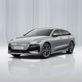Ein graublauer A6 Avant e-tron von schräg vorne fotografiert vor einer modernen Kulisse.