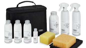Autopflege-Set mit Audi-Flaschen, Schwämmen, Tüchern und Tasche.