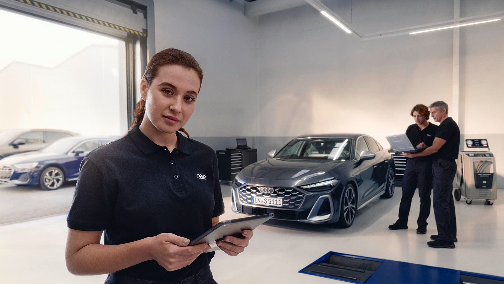 Una experta en Audi en un Servicio Técnico Oficial de la marca. 