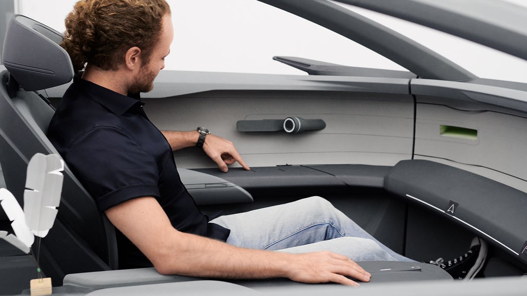 Designer Bartos Scharmach i interiørmodellen av konseptbilen Audi grandsphere.