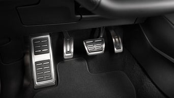 Angepasste Pedale im Fußraum eines Audis.