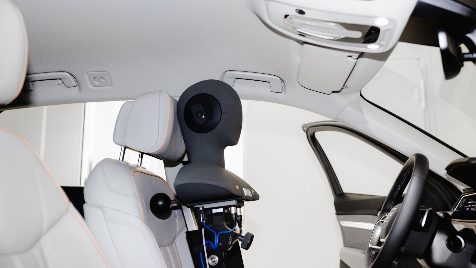 Testhodemikrofon i førersetet.