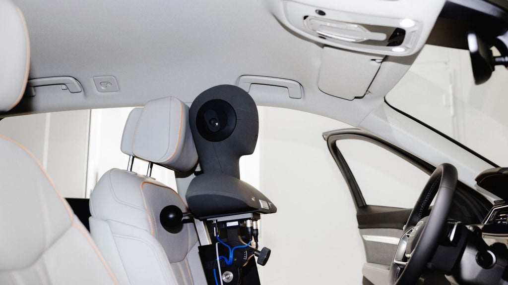 Kunstkopf auf Fahrer_innensitz.