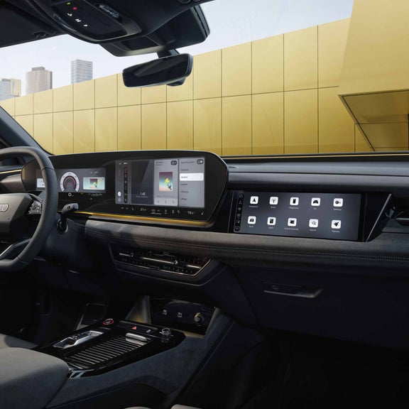 Foto del cuadro de mandos digital y la pantalla panorámica del Audi SQ6 Sportback e-tron. 