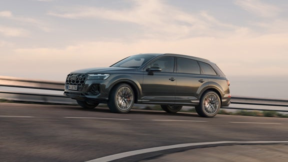 Audi SQ7 SUV dynamic side view