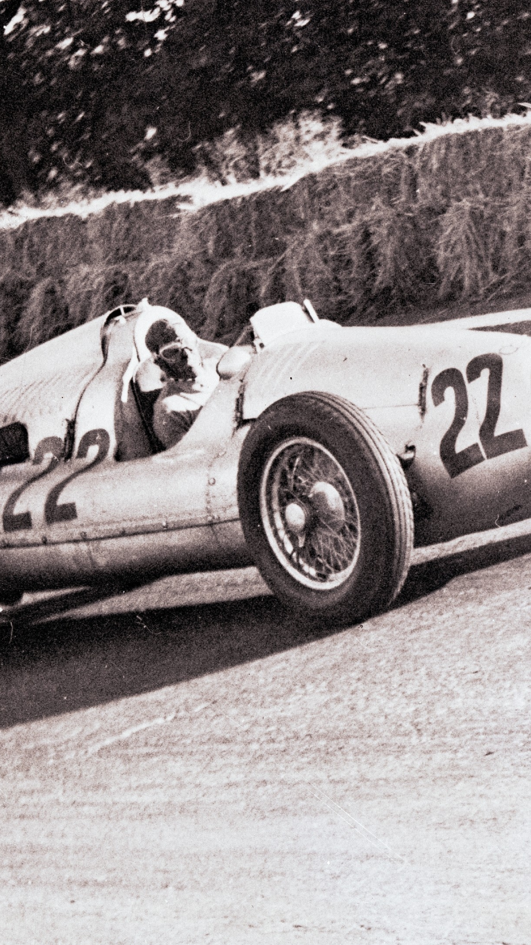 Tazio Nuvolari alla guida di un'auto sportiva