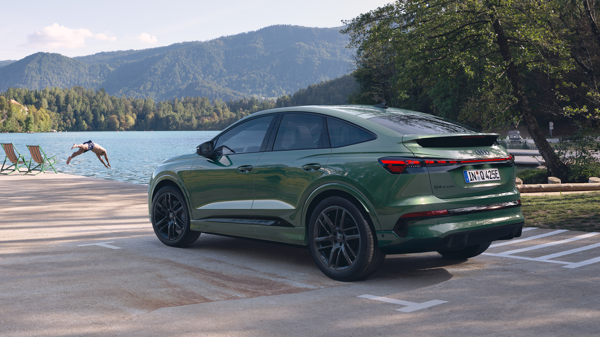En Q4 Sportback e-tron parkeret ved en sø