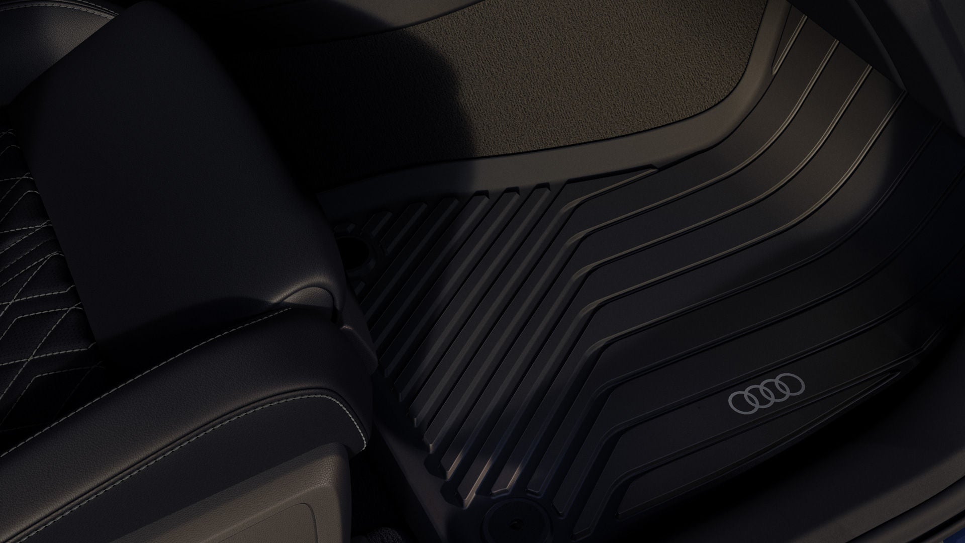 Nahaufnahme der Fußmatte mit Audi Logo im Fußraum der A5 Limousine.