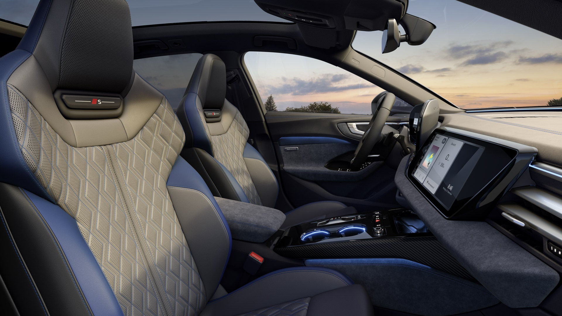 Blick durch das Beifahrerfenster in das Cockpit des A5 Avant. Der Sitzbezug ist jetgrau-schwarz mit Kontrasten in Ozeanblau.