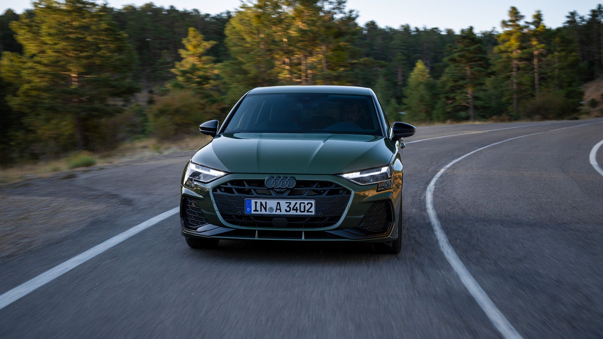 Foto de los trabajos de mantenimiento adicionales en la inspección de un coche híbrido enchufable a los 10 años o 150.000 km. 
