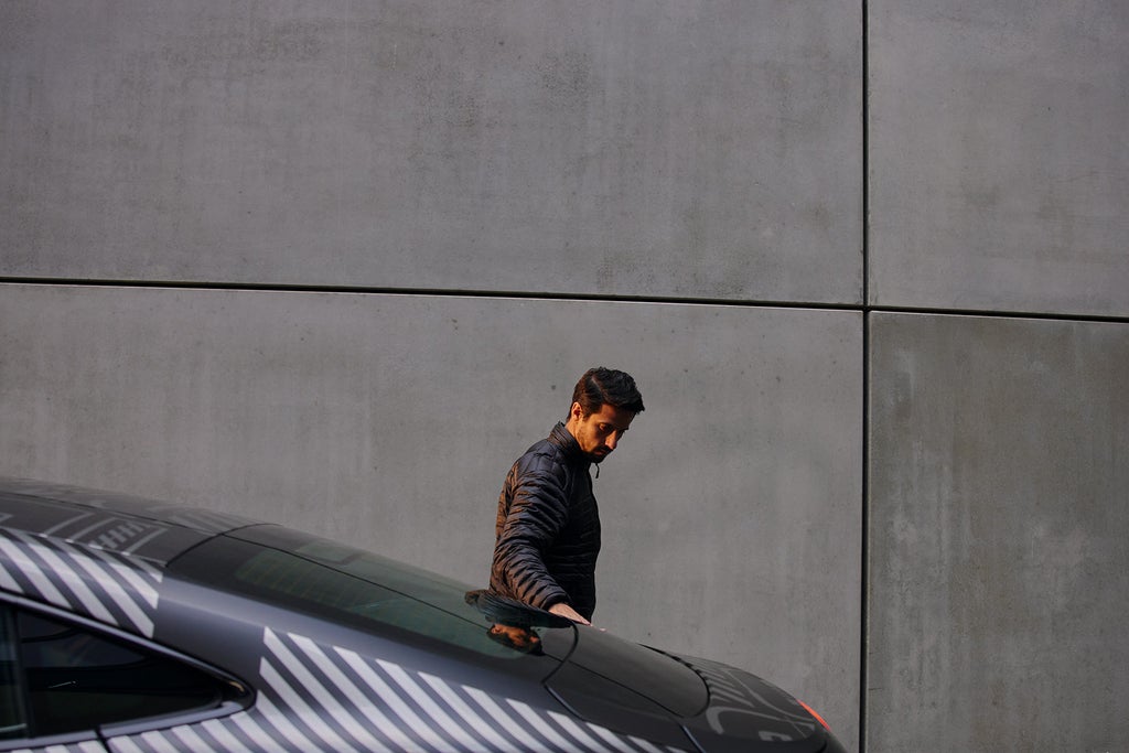 Lucas di Grassi przygląda się tyłowi Audi e-tron GT quattro.