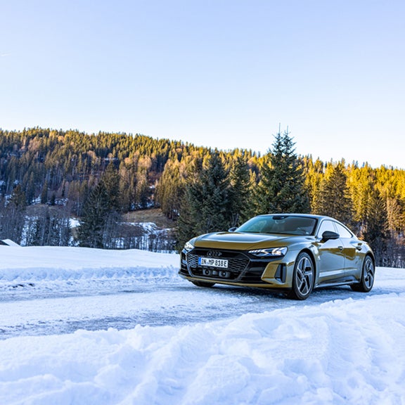Der Audi RS e-tron GT demonstriert Fortschritt auf zeitgemäße Art und Weise. Er strahlt Sportlichkeit, Hochwertigkeit und Komfort zugleich aus.