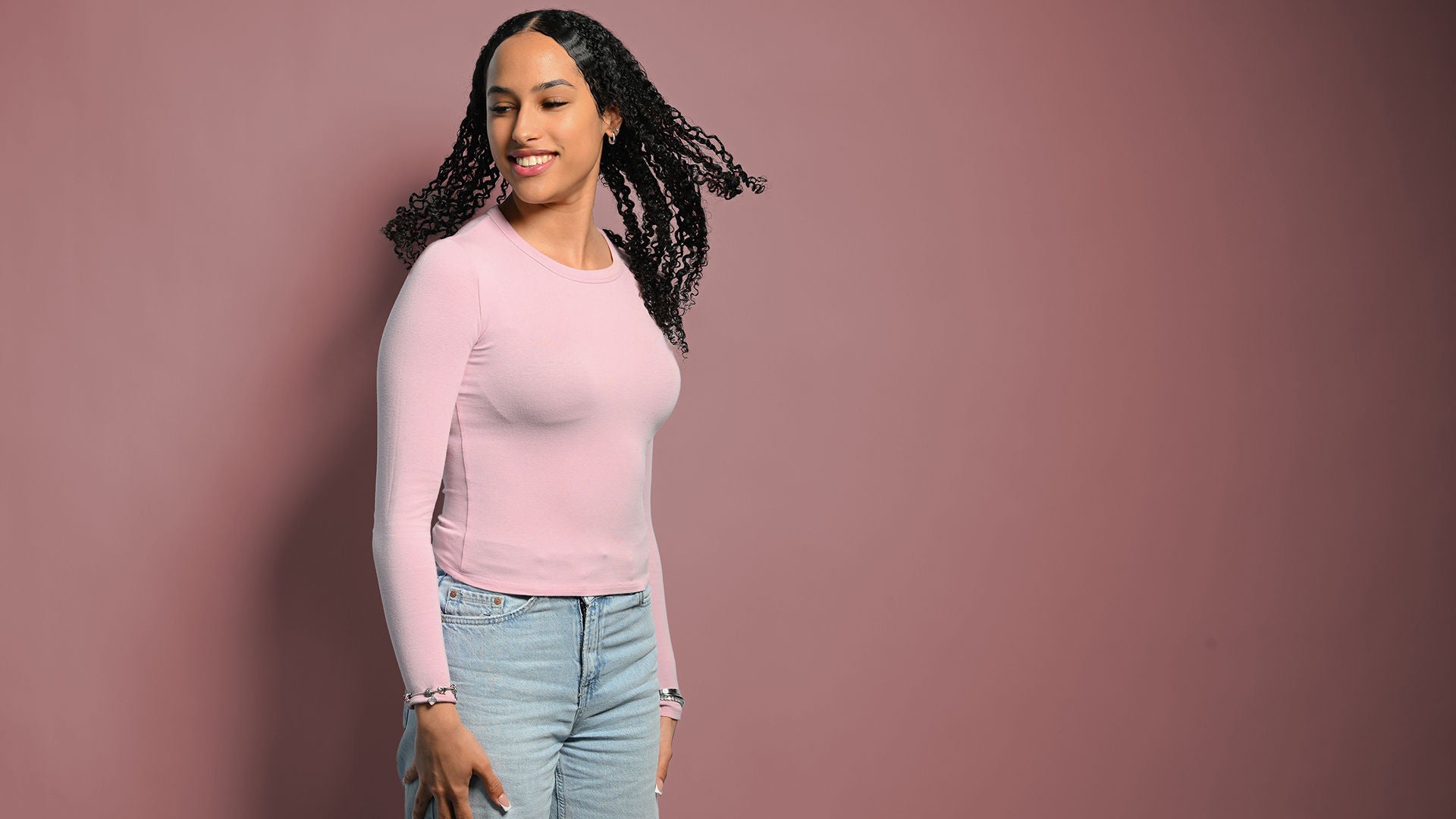 Lisa-Marie schwingt ihre Haare und schaut nach links