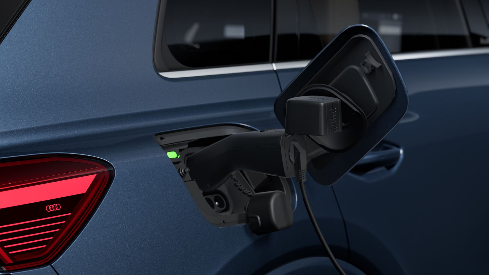 Close-up van rechtsachter, waarop de open oplaadpoort van de Audi Q4 SUV e-tron te zien is.
