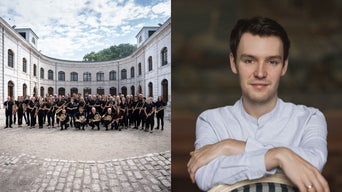 Die Audi Bläserphilharmonie steht mit Instrumenten im Innenhof eines Rundbaus; rechts ein Porträt eines jungen Mannes mit hellem Hemd.