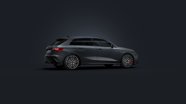 Der Audi S3 Sportback schräg von der Seite auf dunklem Hintergrund.
