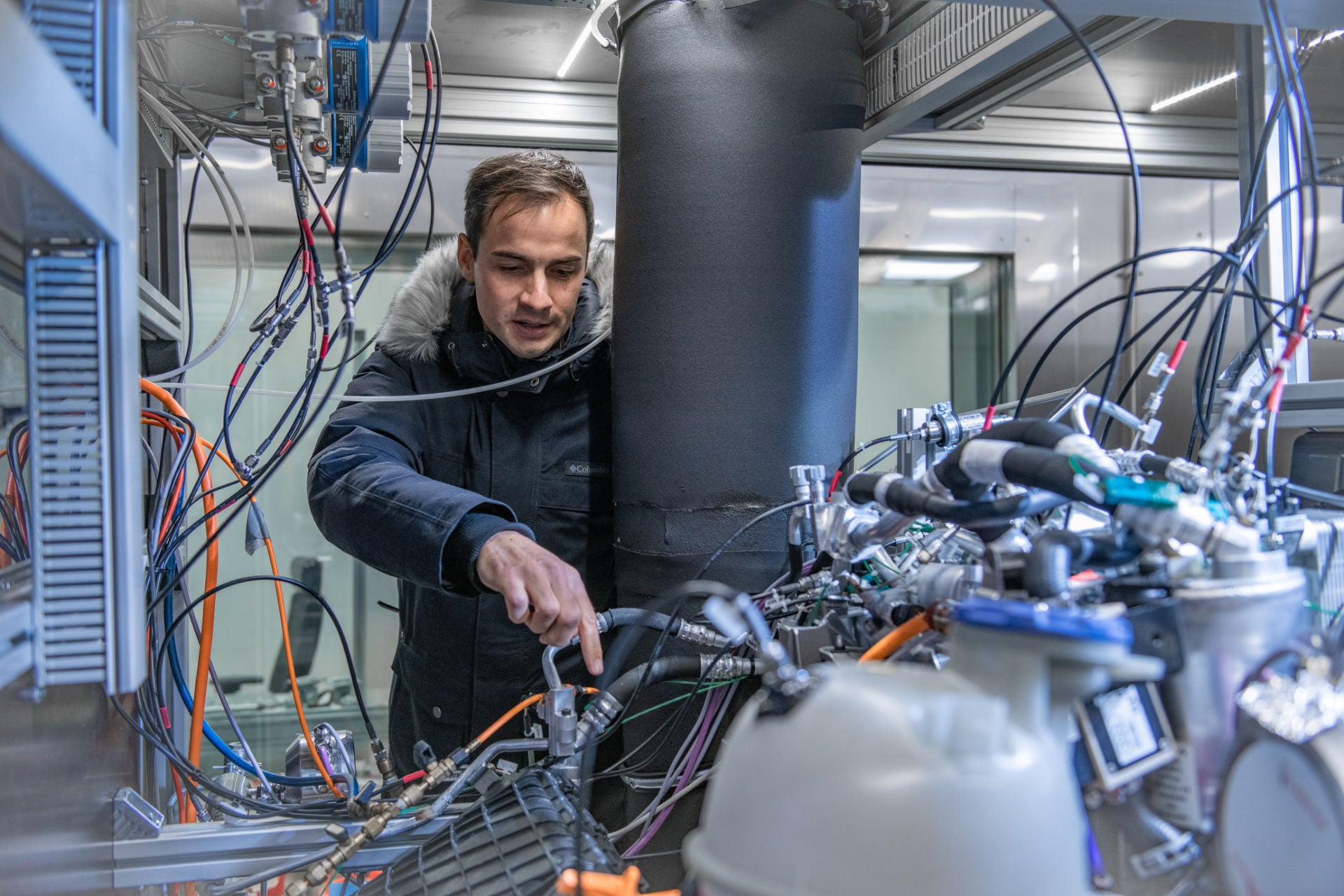 Christoph Kröner prüft das Thermomanagement