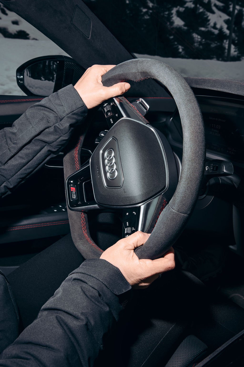 Anna Veiths Hände am Lenkrad.