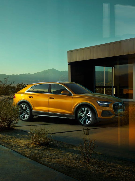 side view Audi Q8
