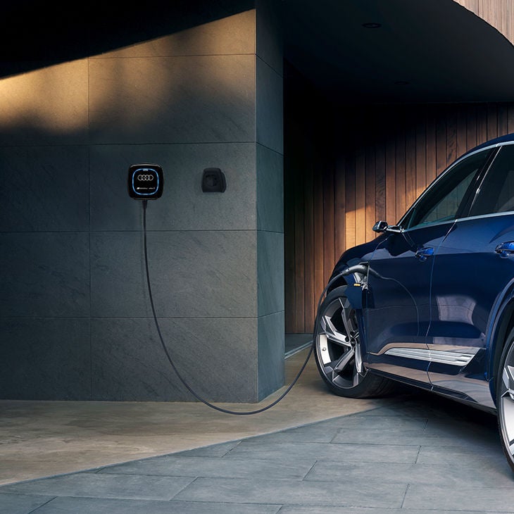 Foto de la carga eléctrica en casa de un modelo eléctrico de Audi con el cargador Wallbox pulsar plus. 