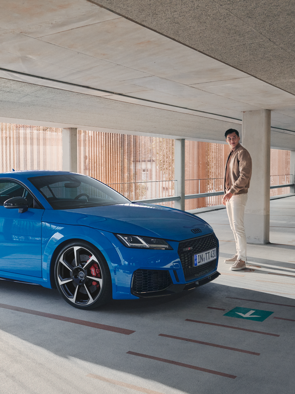 Foto de un Audi TT RS Coupé visto desde el lateral. 