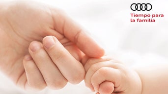 mano de bebé sosteniendo la mano de su mamá