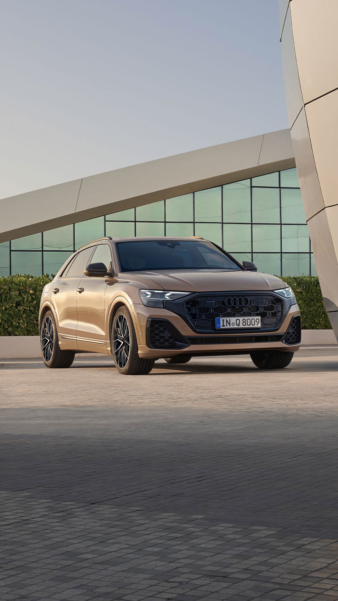 Frente y vista lateral de Audi Q8 SUV
