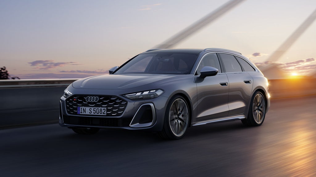 Der S5 Avant im schrägen Frontprofil, während er eine Küstenstraße entlangfährt.