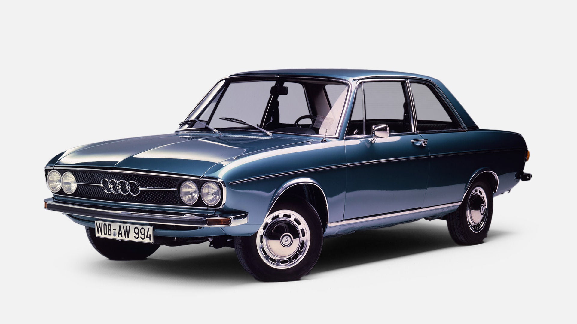 Illustration of a blue Audi 100 on a grey background