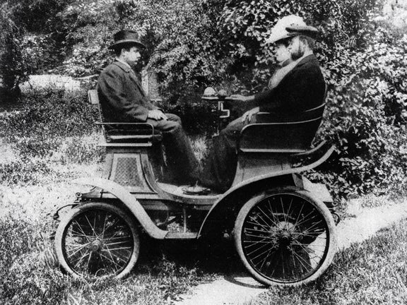 Black and white photo of several people in Horch 1