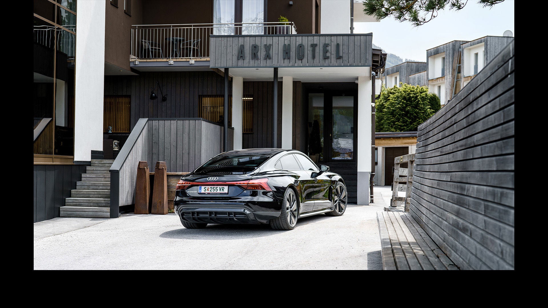 Een Audi RS e-tron GT voor hotel ARX in Oostenrijk.
